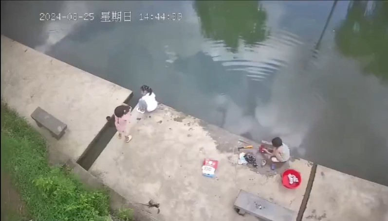 [Warning] Seorang anak di China terjatuh dan tenggelam di kolam belakang rumah