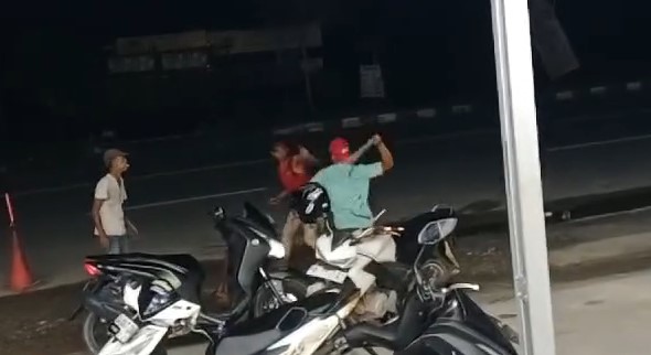 Dua pemuda terlibat pertarungan dijalan menggunakan parang