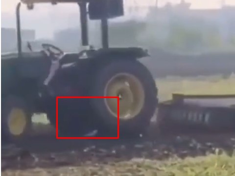 Petani masuk ke penggilingan traktor ketika mencoba mengejarnya