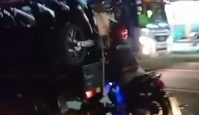 Pengendara motor tewas ditempat setelah menabrak mobil pickup dari belakang